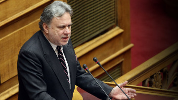 Κατρούγκαλος: Μπορούμε να ζήσουμε λίγο χωρίς τσιγάρα ή καφέ!