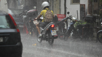 Το μπουρίνι «χτύπησε» τα βόρεια προάστια - 180 κλήσεις στην Πυροσβεστική 