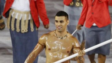 Ο σημαιοφόρος που νόμιζε ότι πάει για χορό στο... Super Paradise