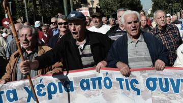 Οργή στη συγκέντρωση των συνταξιούχων: «Ψεύτες, μας τελειώσατε!» 
