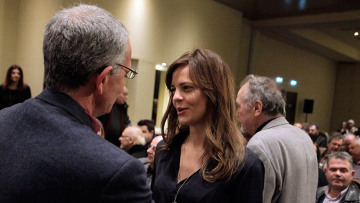 Το παρασκήνιο από την Κ.Ε. του ΣΥΡΙΖΑ: Ο γελαστός Τσίπρας, η δημοφιλής Αχτσιόγλου