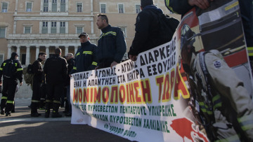 Η τροπολογία της κυβέρνησης δεν μας καλύπτει, λένε οι συμβασιούχοι πυροσβέστες 