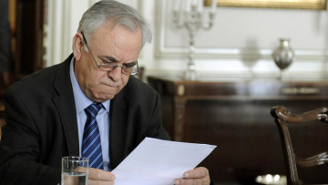 Οργή Δραγασάκη: «Να παρακαλέσω τους Θεσμούς, όταν λένε υπογράψτε, να εξηγούν τι να υπογράψουμε»