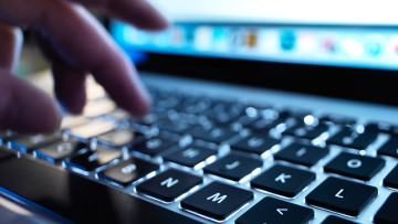 Συναγερμός στη Βρετανία: Κυβερνοεπίθεση παραλύει τα νοσοκομεία