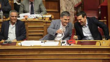 Ο Τσίπρας πανηγυρίζει, ο Τσακαλώτος βρίσκει τα μέτρα για το χρέος ανεπαρκή και ο Σκουρλέτης βλέπει λιτότητα