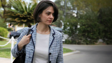 Η σύγκρουση ΕΚΤ - ΔΝΤ δεν αφήνει τη Βελκουλέσκου να φύγει