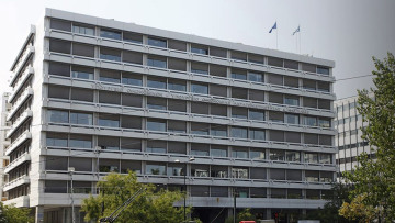 «Κραχ» στα έσοδα: Υστέρηση 1,76 δισ. ευρώ τον Αύγουστο