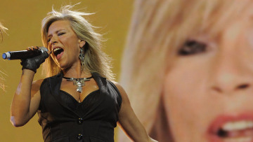 Η Σαμάνθα Φοξ αποκαλύπτει: Ξέχασα τα τραγούδια μου μπροστά σε 70.000 γυμνά πέη! 