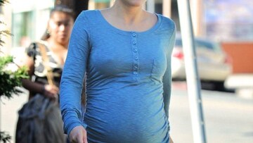 Η Natalie Portman δείχνει την κοιλίτσα της
