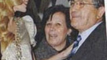 Φιλιά και αγκαλιές με τα πεθερικά η Ζέτα!