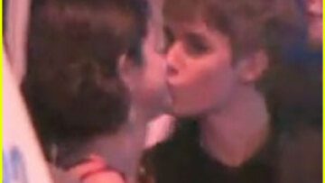 Ο φακός τους έπιασε να φιλιούνται!