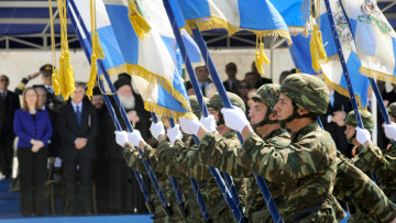 Γιούχαραν τους πολιτικούς στην παρέλαση