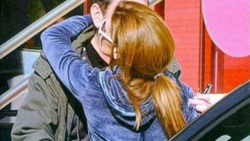 Λάτσιος - Μανωλίδου: Η συνάντηση, οι αγκαλιές και τα φιλιά!