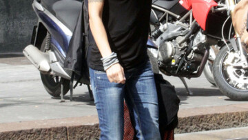 Η Elisabetta Canalis βολτάρει στο Μιλάνο!