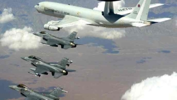 Τα αεροσκάφη του ΝΑΤΟ ρίχνουν... φυλλάδια!