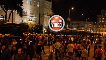 Οι Αγανακτισμένοι μπλόκαραν τη Βουλή