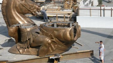 "Σηκώνουν" το άγαλμα του Μ.Αλεξάνδρου στα Σκόπια 