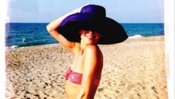 Ιδιαίτερο στιλ ακόμη και στην παραλία η Τάμτα!