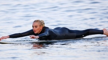 Lindsay Lohan: Παιχνίδια με τα κύματα