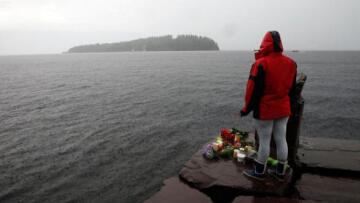 Εκατοντάδες επιζώντες επιστρέφουν στο νησί Ουτόγια