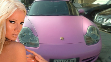 Σπεύσατε: Πωλείται η ροζ Porsche της Τζούλιας!