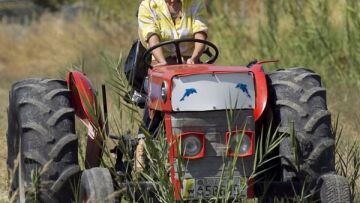 Τι κάνει η Νικολέττα Ράλλη στο ...τρακτέρ; 