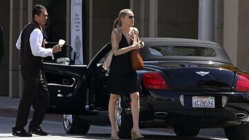 Sharon Stone: Μία... ταπεινή βόλτα με την Bentley της