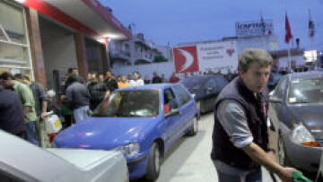 Άρχισαν ήδη οι ουρές στα βενζινάδικα