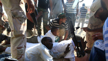 Ο Καντάφι πέθανε, αλλά η αιματοχυσία συνεχίζεται...