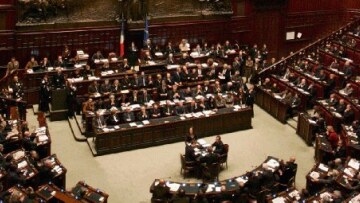 Πιάστηκαν στα χέρια μέσα στην ιταλική Βουλή 