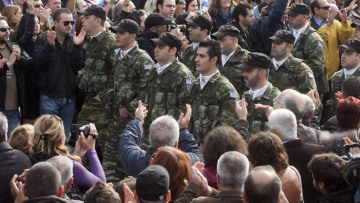 Λαϊκή παρέλαση χωρίς Παπούλια και στρατό