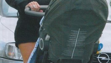 Οικογενειακή βόλτα με «καυτό» σορτσάκι για τη Φαίη Σκορδά