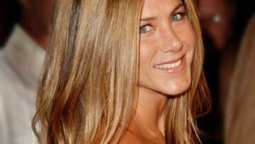 Ρούχα με την υπογραφή της Jennifer Aniston