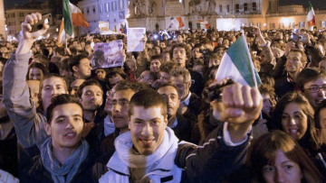 Ιταλία: πάρτι για την αποχώρηση Μπερλουσκόνι!