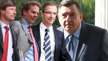 Σε εξέλιξη η συνάντηση της Τρόικα με τον  Γ. Καρατζαφέρη