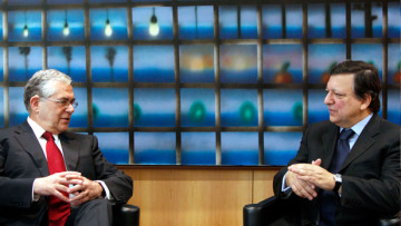 Παπαδήμος: "Απαραίτητη η επιστολή στην Ευρώπη από τους ηγέτες των κομμάτων"