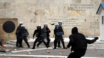 Μολότοφ, πετροπόλεμος και χημικά στην πορεία για τον Αλέξη 