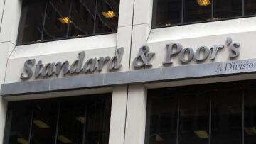 Η S&P απειλεί με υποβάθμιση όλη την Ευρωζώνη