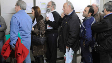 Χιλιάδες Έλληνες καταθέτουν τις πινακίδες των ΙΧ τους