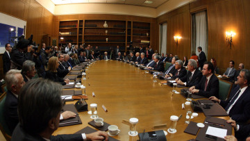 Με 30 εκατ. ευρώ και 465 ακίνητα αποφασίζουν να κόψουν τις συντάξεις