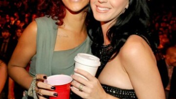 Η Rihanna …παρηγορεί την Katy Perry!
