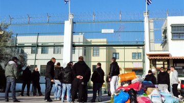 Απέχει απο το συσσίτιο και ο Λάκης Γαβαλάς!