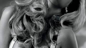 Η Kate Upton προτάσσει το πλούσιο μπούστο της στο «V Magazine»