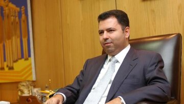 Πέντε κακουργήματα, απαγόρευση εξόδου από τη χώρα, για Λαυρεντιάδη