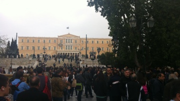 Κροκοδείλια δάκρυα στη Βουλή για το συνταξιούχο αυτόχειρα...