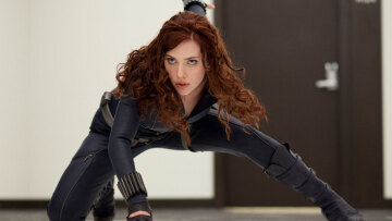 Η Scarlett Johansson ξεσπαθώνει ως Black Widow