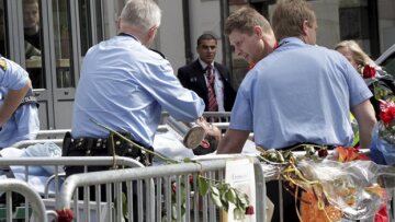 Εκτός κινδύνου ο άνδρας που αυτοπυρπολήθηκε έξω από τη δίκη του Μπρέιβικ