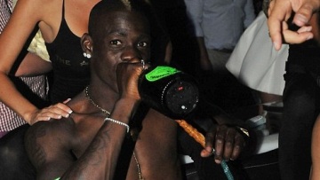 Μασάζ και ναργιλές στο Σεν Τροπέ για τον Μπαλοτέλι