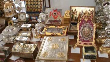 Άφησαν το παγκάρι και έκλεψαν ιερά σκεύη