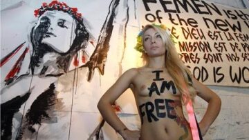 Ξανθιά ακτιβίστρια της Femen τα... πέταξε «on air»!